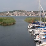 au loin la ville d'Ohrid au bord du lac.